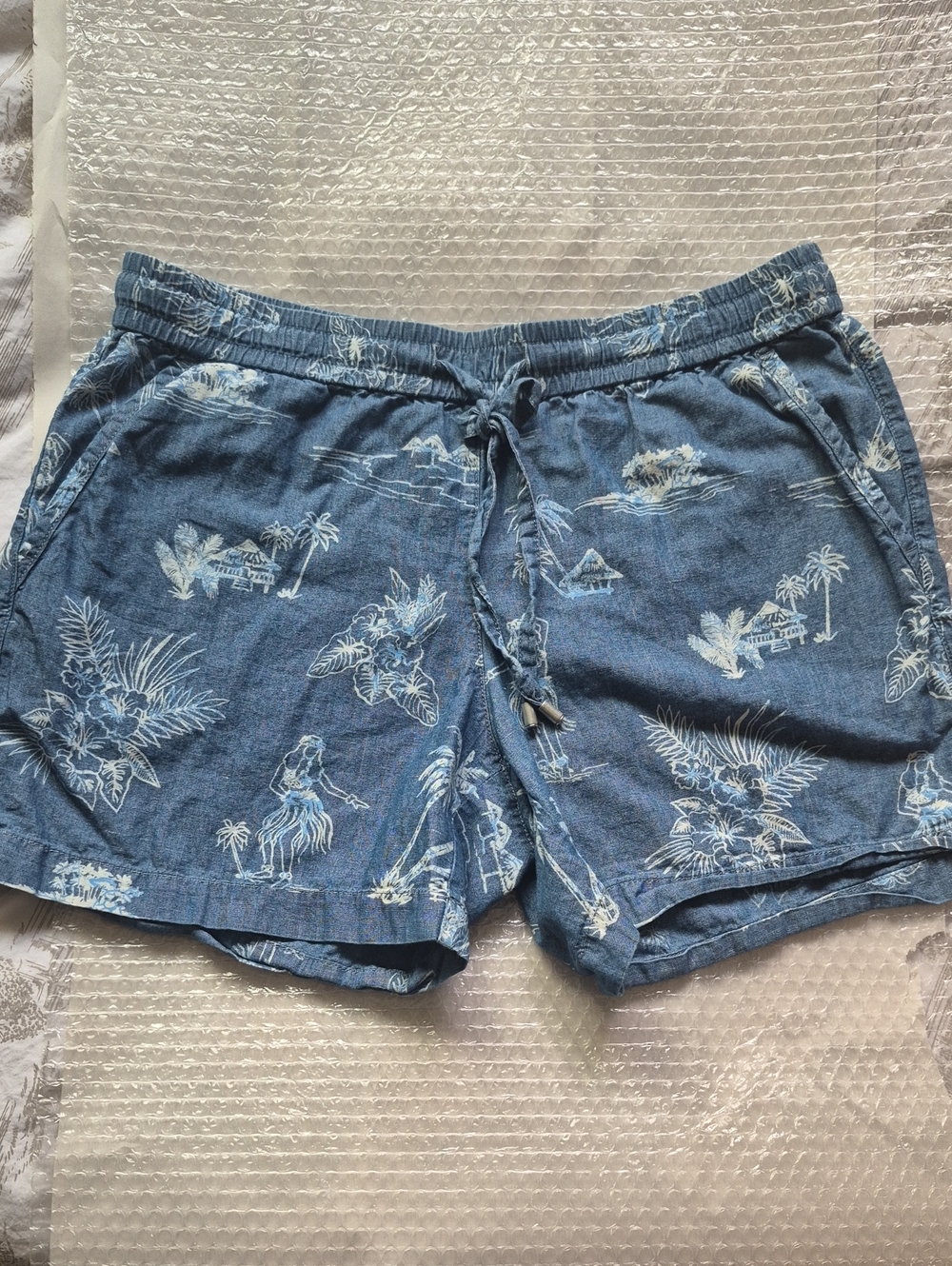 Tommy Bahama Linen Blend Chambray Hula Girl Print Shorts